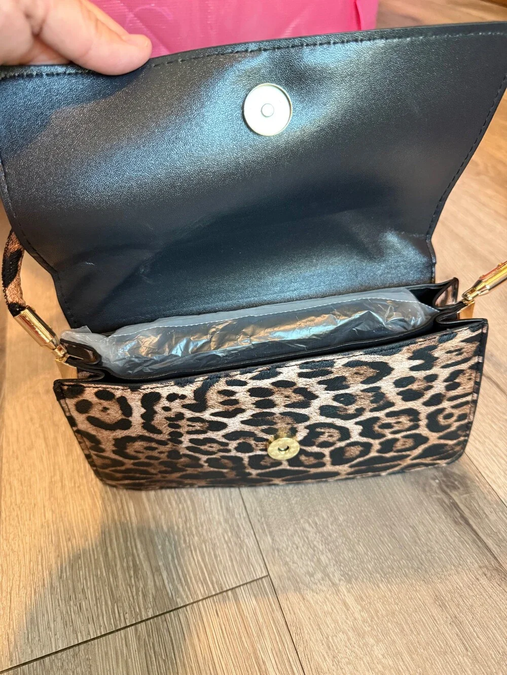 Leopard Print Shoulder Bag with Magnetic Closure